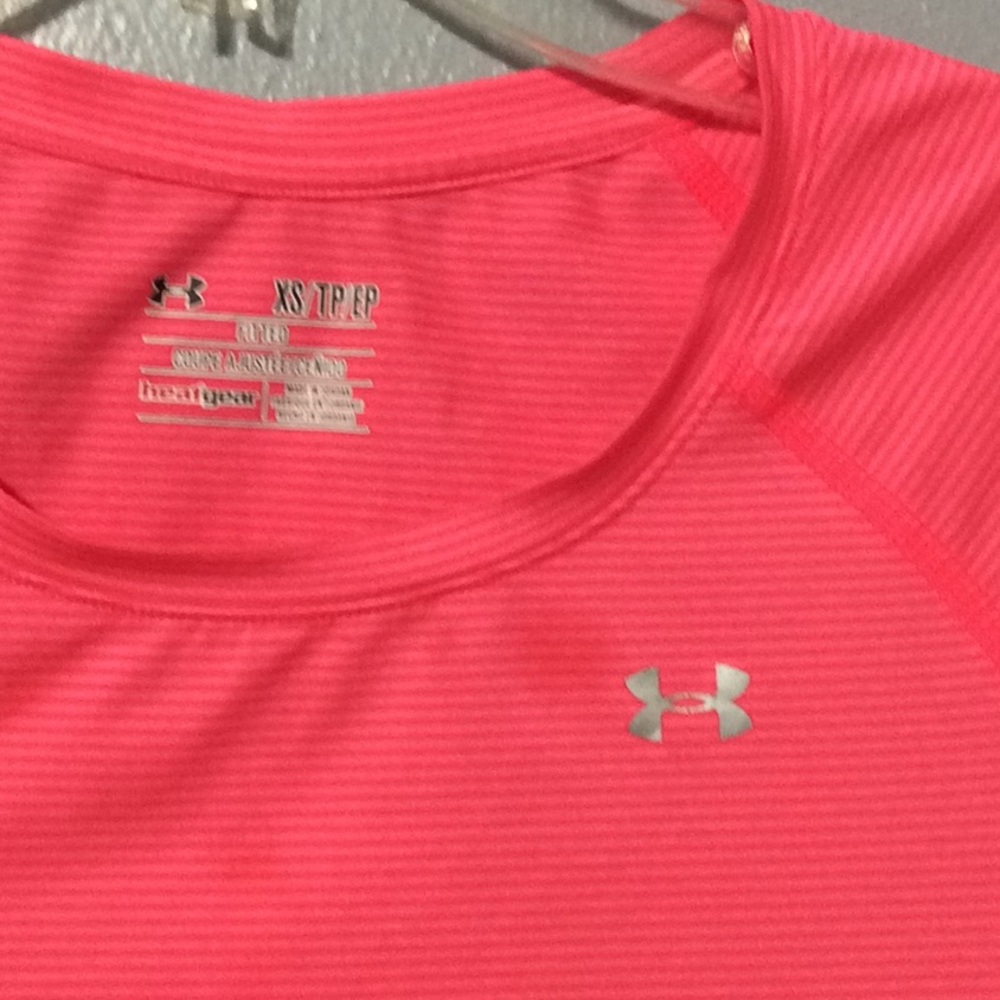 Under Armour Heat Gear Fitted Pink Shirt Sz XS - Picture 3 of 5
